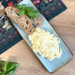 Mozzarella-küüslaugusalat kg